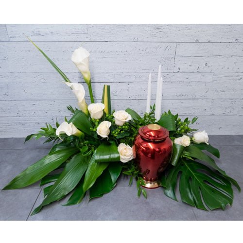 Arrangement composé de roses blanches et de verdures