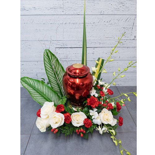 Arrangement composé de roses, d’oeillets et hypéricum