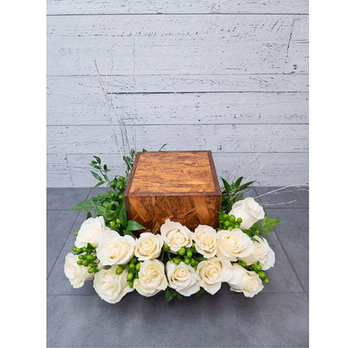 Arrangement composé de roses blanches et de verdures