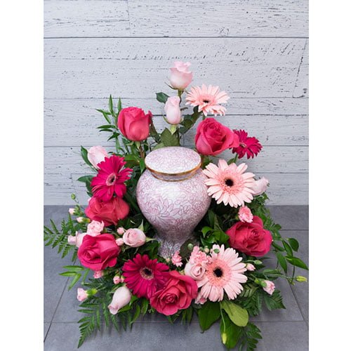 Arrangement composé de roses et de gerberas roses