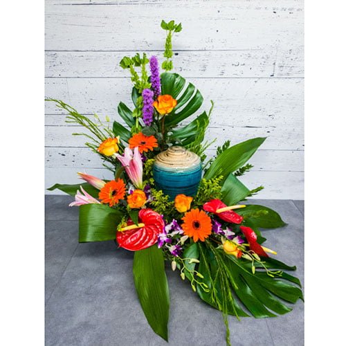 Arrangement composé de fleurs exotiques et de verdures