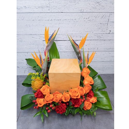 Arrangement composé de fleurs rouges et oranges