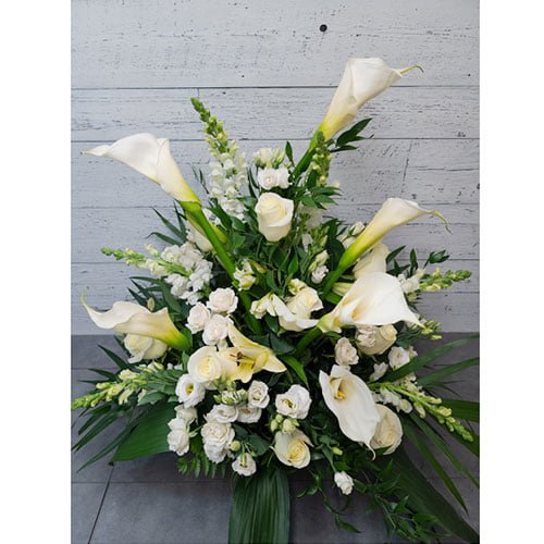 Arrangement composé de fleurs blanches