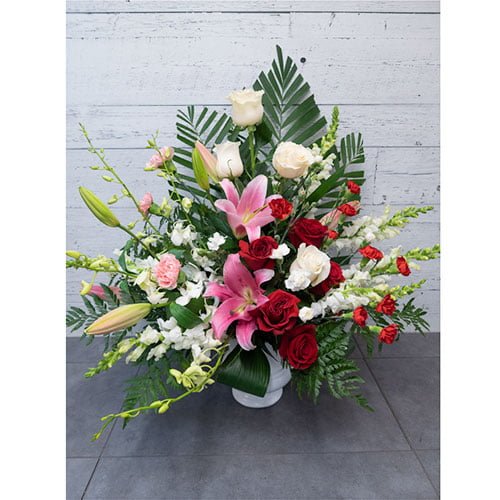Arrangement de fleurs blanche et de roses rouges