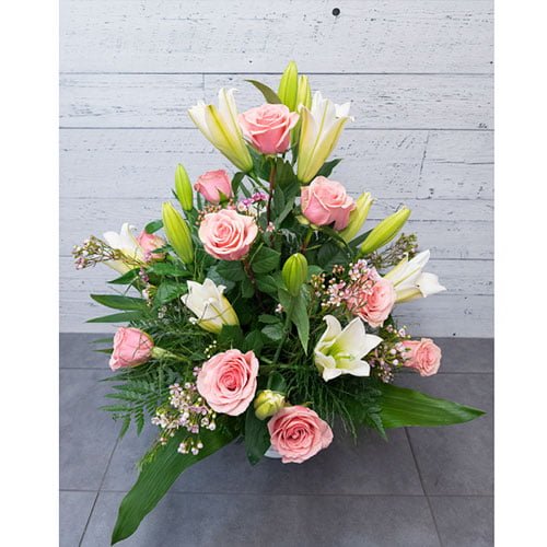 Arrangement composé de lys blanc et de roses roses