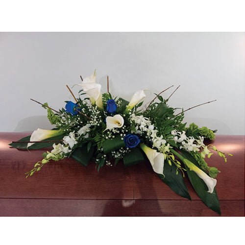 Coussin de cercueil fleurs blanches et roses bleus