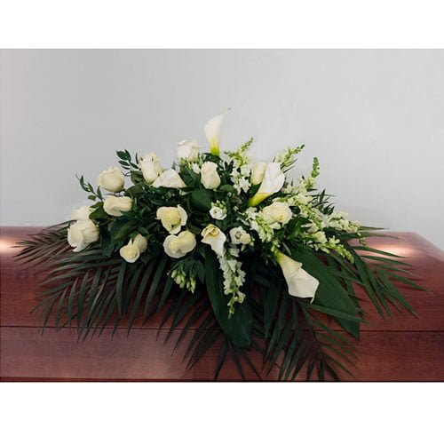 Coussin de cercueil composé de roses, callas et mufliers blancs