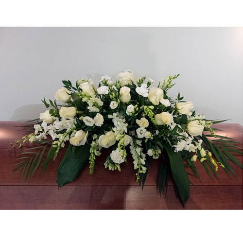 Coussin de cercueil composé de fleurs blanches