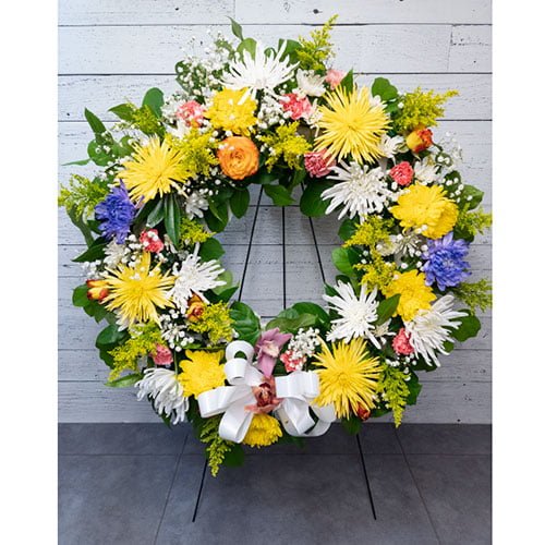 Couronne de fleurs jaunes, violettes et blanches