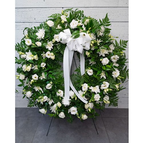 Wreath with lisianthus and mini white carnations