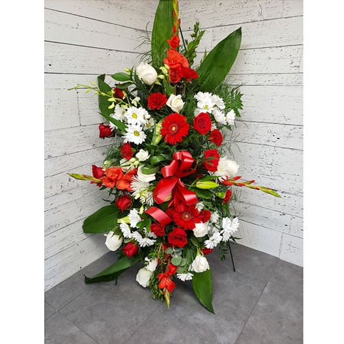 Arrangement made of red flowers and white flowers