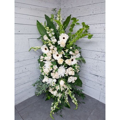 Arrangement composed of white flowers