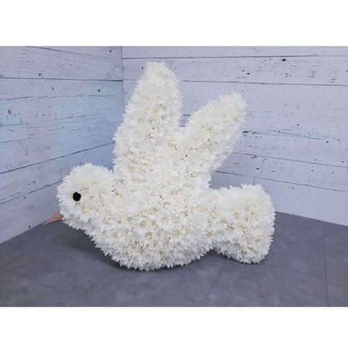 Colombe en fleurs composée de pompoms blancs