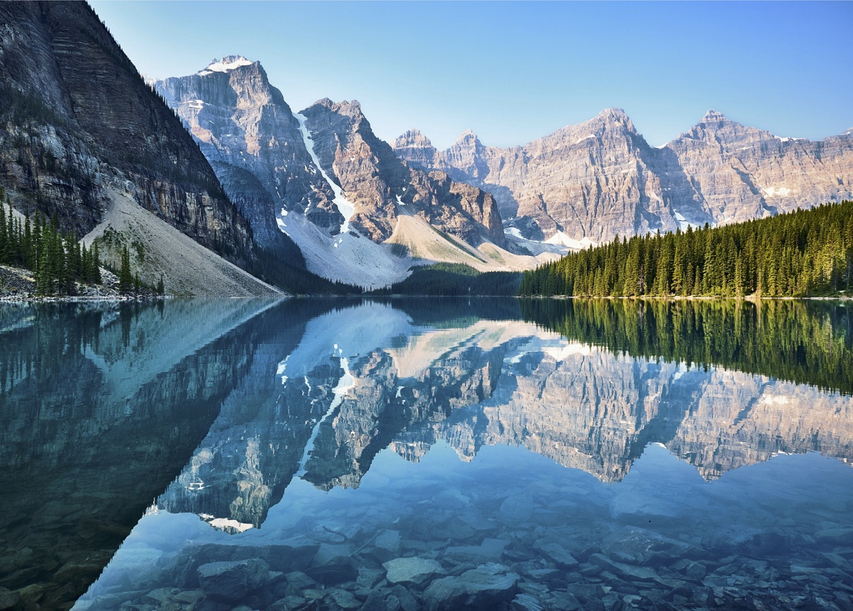 Paysage de montagne avec un plan d'eau pour la dispersion des cendres.